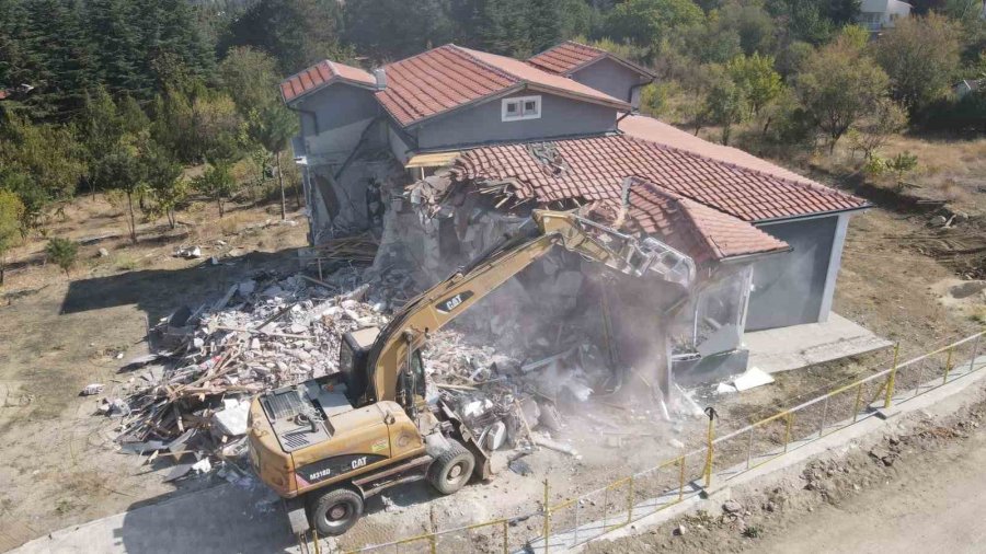 Odunpazarı’nda Kaçak Villalar Yıkılıyor