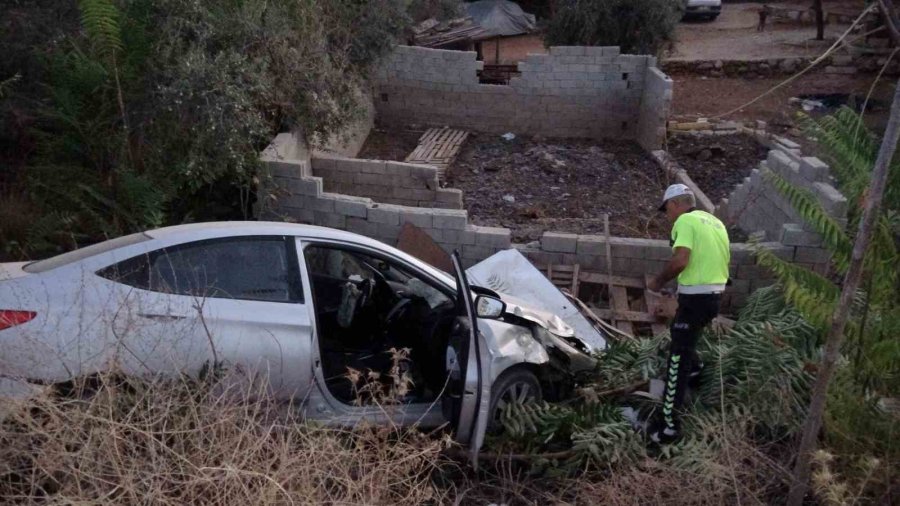 Antalya’da İki Otomobil Çarpıştı: 4 Yaralı