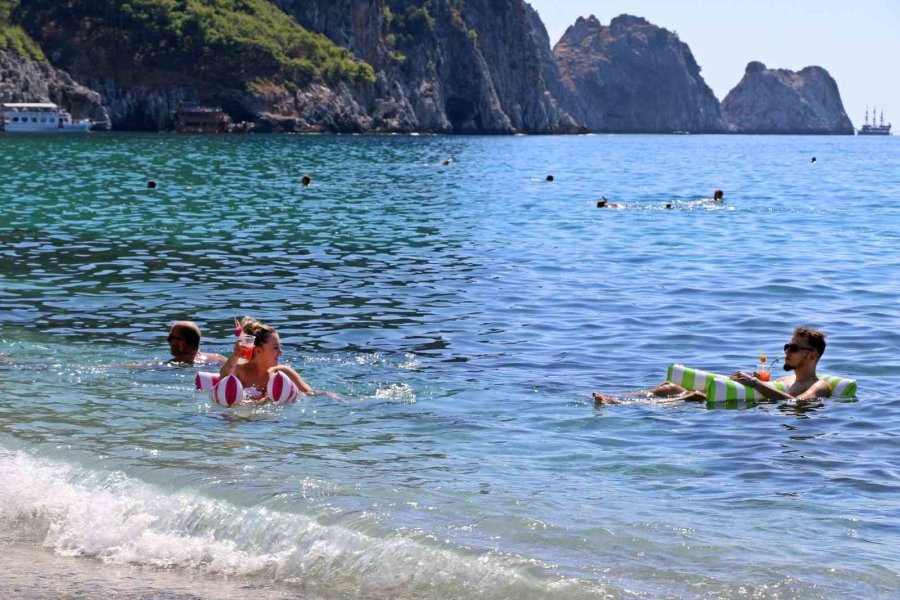 Antalya’da Yazdan Kalma Günler Devam Ediyor