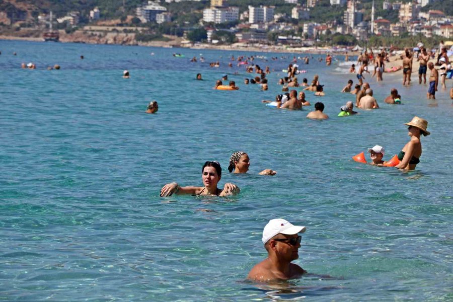 Antalya’da Yazdan Kalma Günler Devam Ediyor