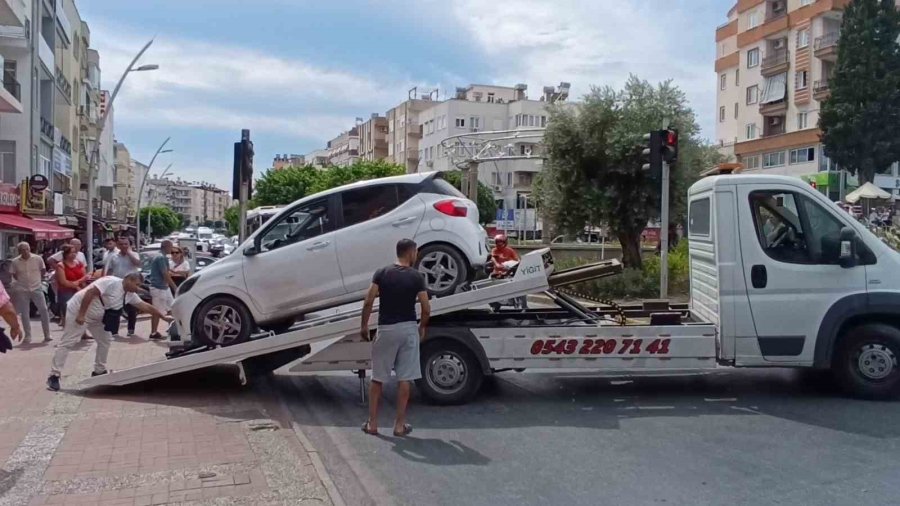 Kaldırımı Aşan Otomobil, Ayakkabı Mağazasına Daldı