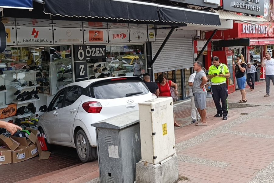 Kaldırımı Aşan Otomobil, Ayakkabı Mağazasına Daldı