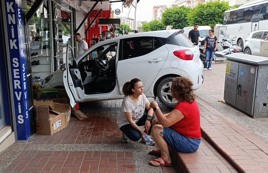 Kaldırımı Aşan Otomobil, Ayakkabı Mağazasına Daldı