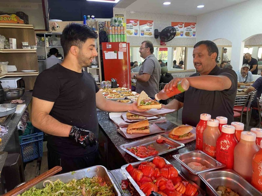 Öğrenci Müşterileri Dönercilerin Yüzünü Güldürdü