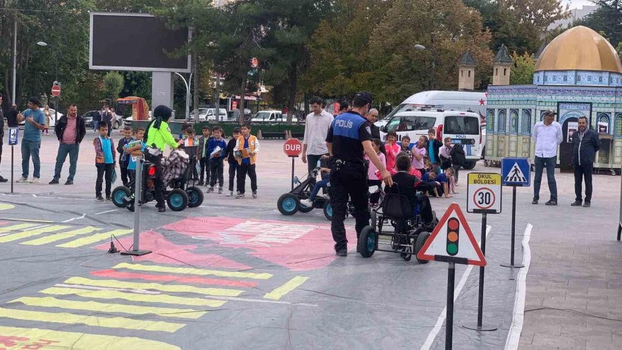 Mobil Trafik Tırında Öğrencilere Trafik Eğitimi Verildi