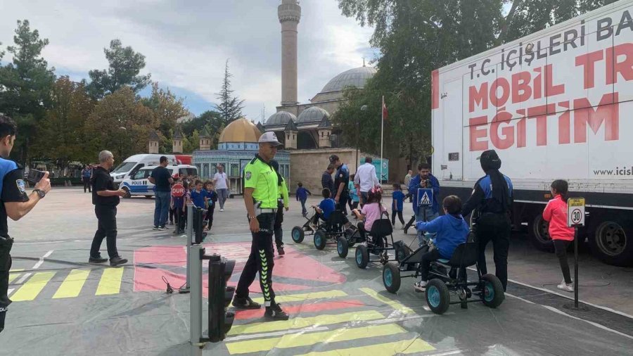 Mobil Trafik Tırında Öğrencilere Trafik Eğitimi Verildi