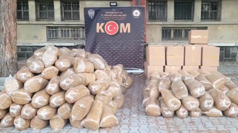 Kamyonetlerden 2 Ton Kaçak Tütün Çıktı: 2 Gözaltı