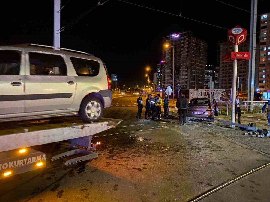 Kayseri’de Kazaya Karışan Otomobilin Sürücüsü Kaçtı: 5 Yaralı