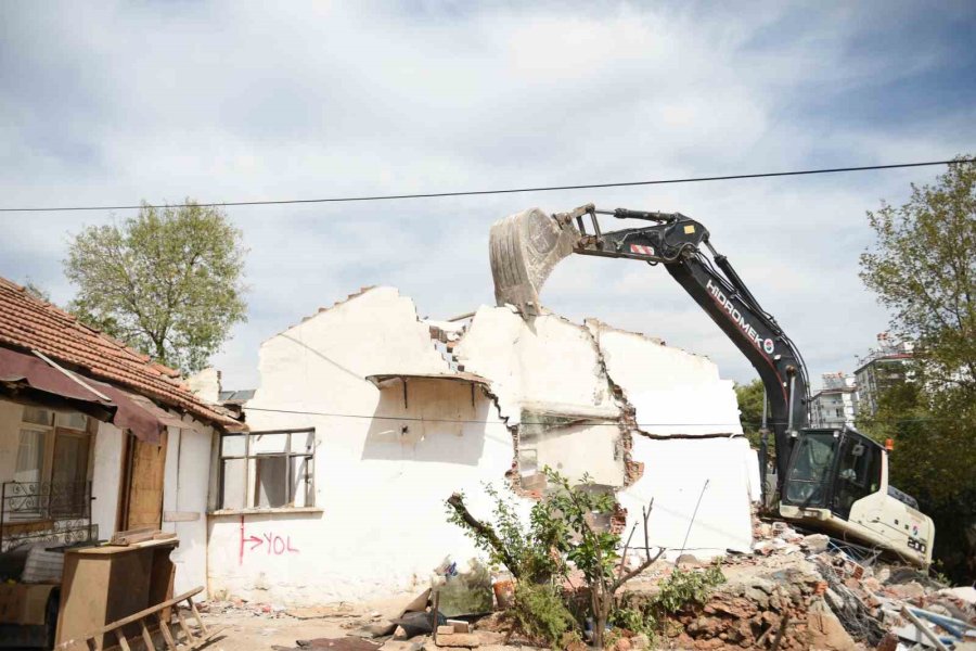 Kepez Belediyesi Sel Baskınını Önlemek Amacıyla Çalışmalar Gerçekleştirdi