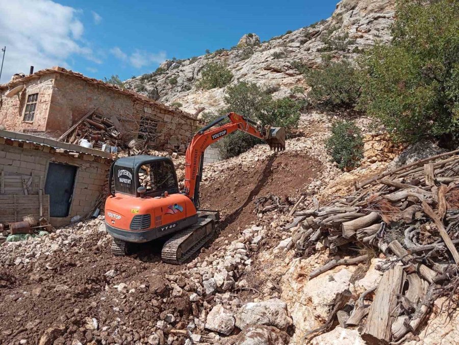 Mersin’de Selden Kapanan Yollar Ulaşıma Açıldı