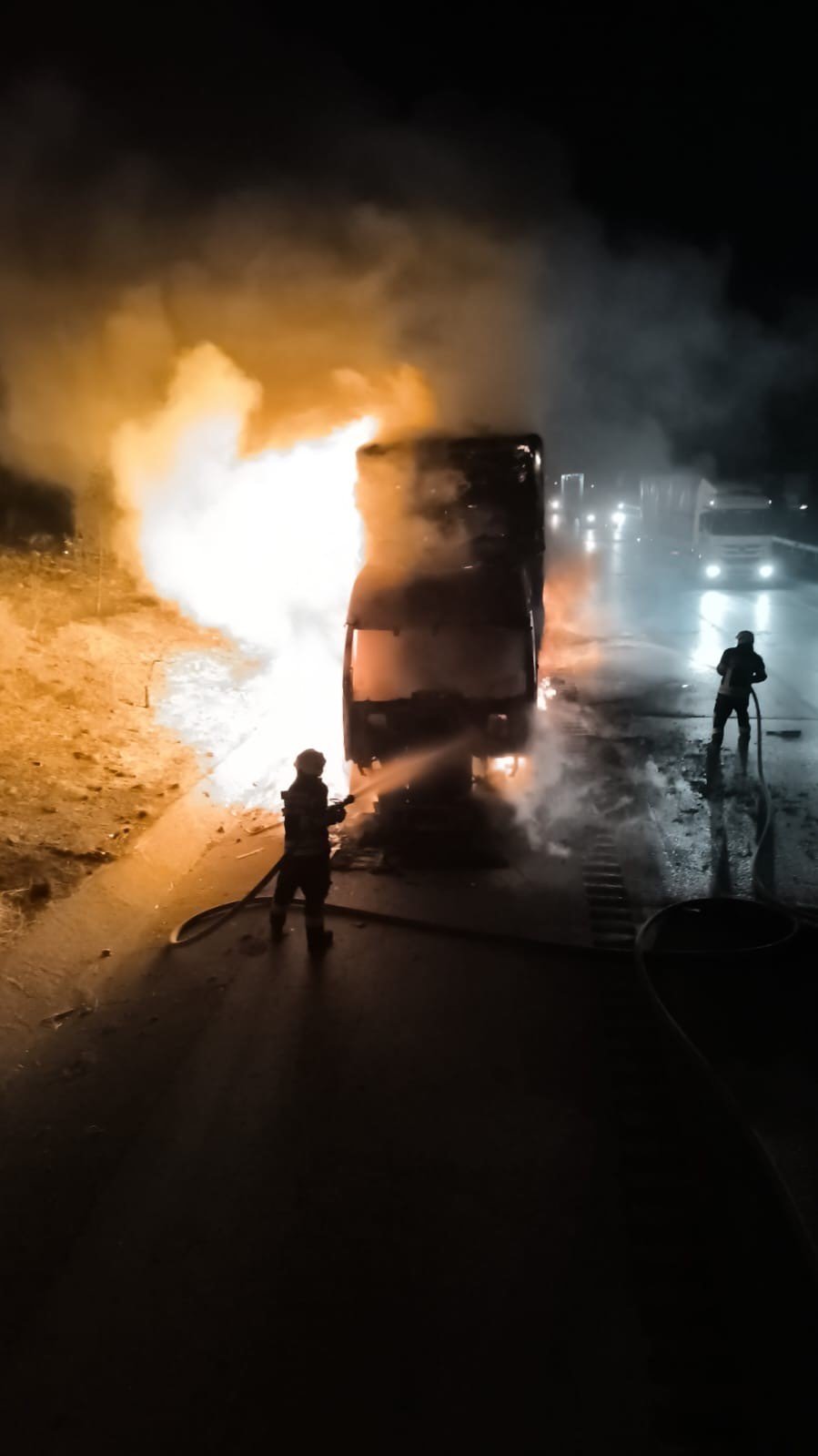 Tarsus’ta Saman Yüklü Tır Yandı