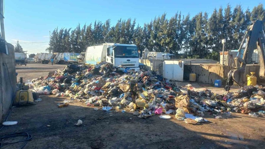 Yanlışlıkla Çöpe Atılan 2 Cep Telefonu, Çöp Toplama Merkezinde Didik Didik Aranarak Bulundu