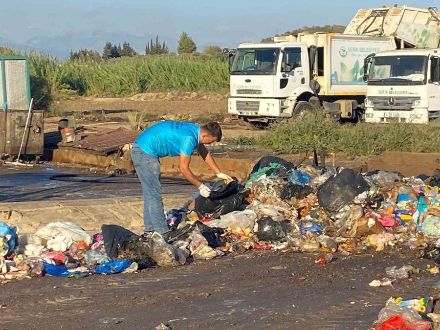 Yanlışlıkla Çöpe Atılan 2 Cep Telefonu, Çöp Toplama Merkezinde Didik Didik Aranarak Bulundu