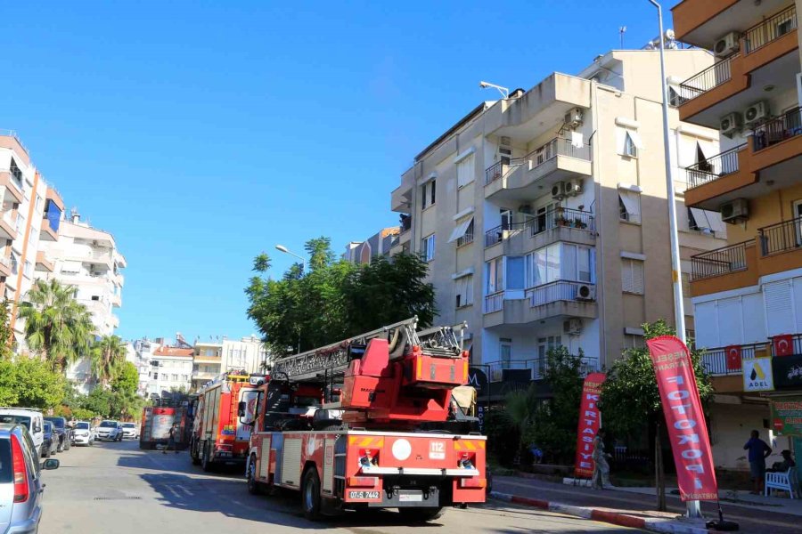 Dairede Çıkan Yangın Apartman Sakinlerini Sokağa Döktü