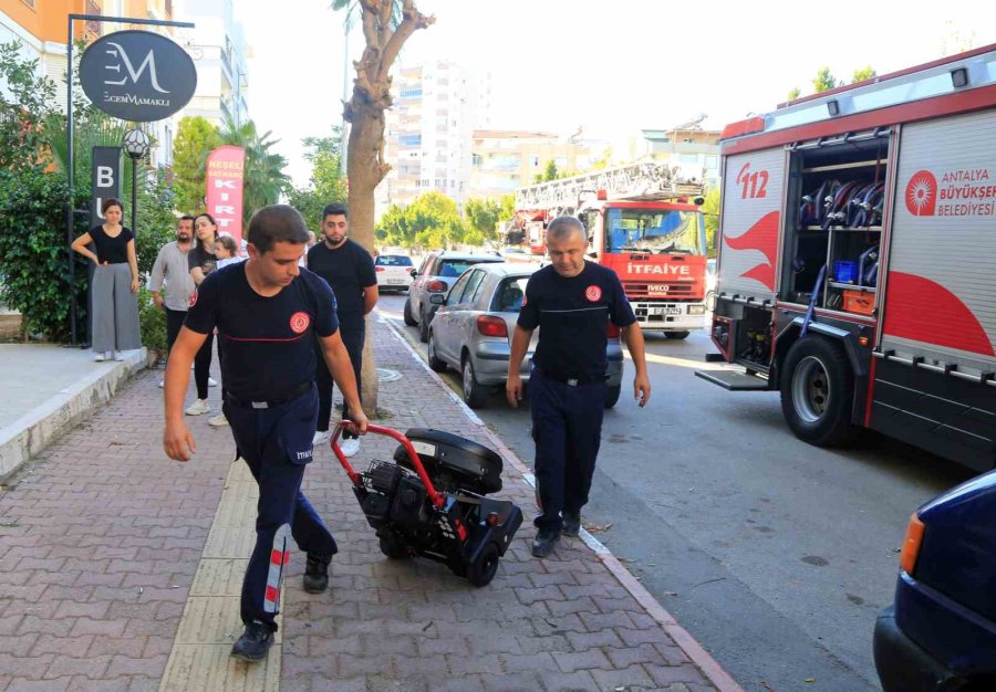 Dairede Çıkan Yangın Apartman Sakinlerini Sokağa Döktü