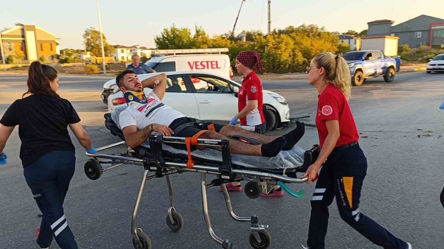 Otomobil Refüje Çıkıp Trafik Işıklarına Çarptı: 2 Yaralı