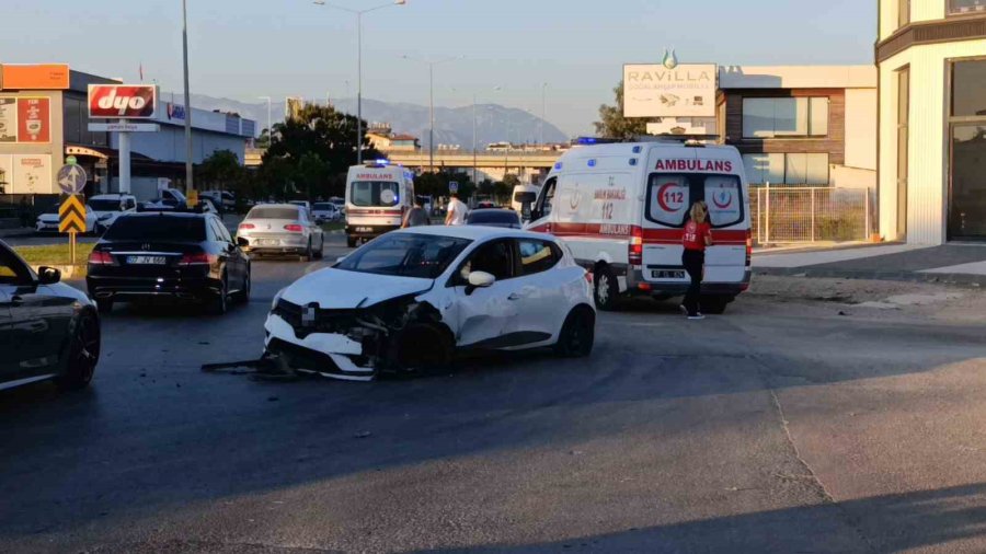 Otomobil Refüje Çıkıp Trafik Işıklarına Çarptı: 2 Yaralı