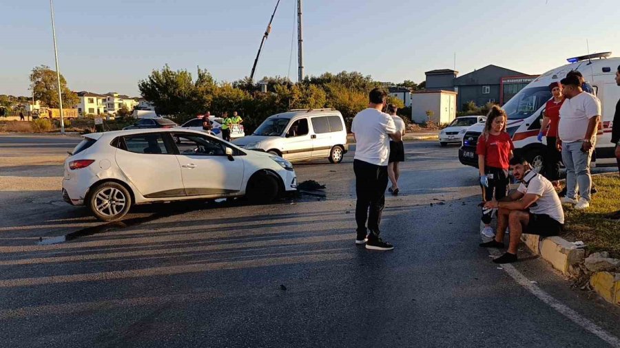 Otomobil Refüje Çıkıp Trafik Işıklarına Çarptı: 2 Yaralı