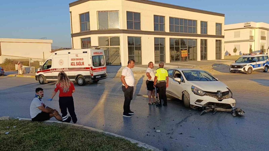 Otomobil Refüje Çıkıp Trafik Işıklarına Çarptı: 2 Yaralı