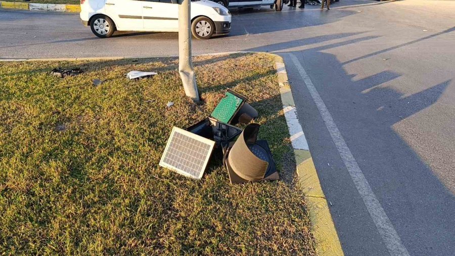 Otomobil Refüje Çıkıp Trafik Işıklarına Çarptı: 2 Yaralı