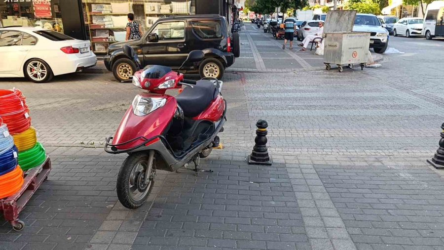 Ticari Taksinin Çarptığı Motosikletlinin Asfalt Zemine Düşme Anları Kamerada