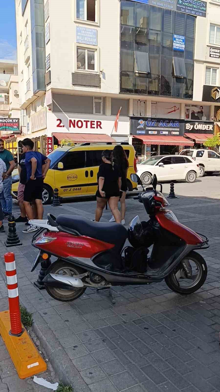 Ticari Taksinin Çarptığı Motosikletlinin Asfalt Zemine Düşme Anları Kamerada