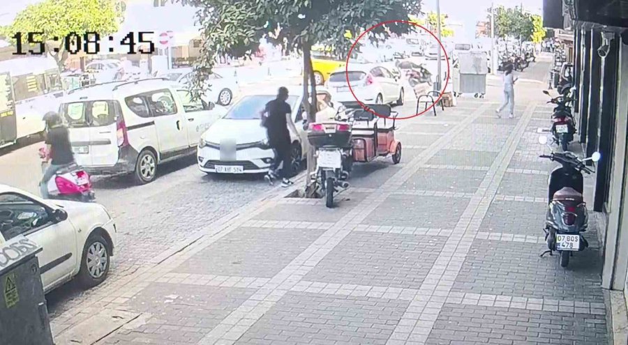 Ticari Taksinin Çarptığı Motosikletlinin Asfalt Zemine Düşme Anları Kamerada