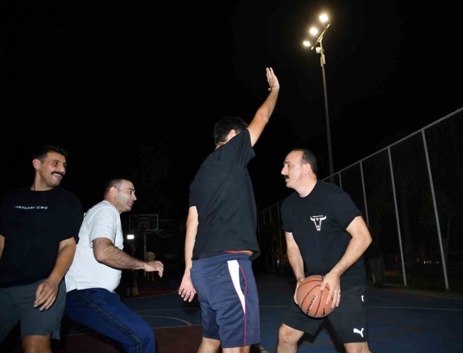 Belediye Başkanı Ve Milletvekili, Gençlerle Basketbol Oynadı