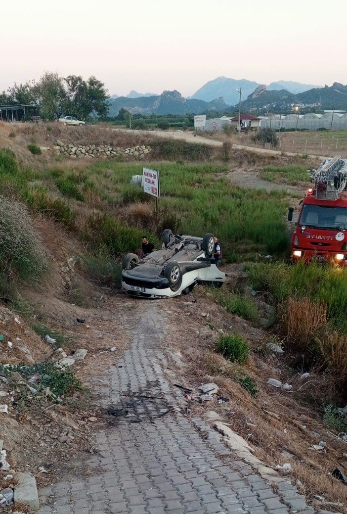 Manavgat’ta Araçlar Şarampole Yuvarlandı: 3 Yaralı