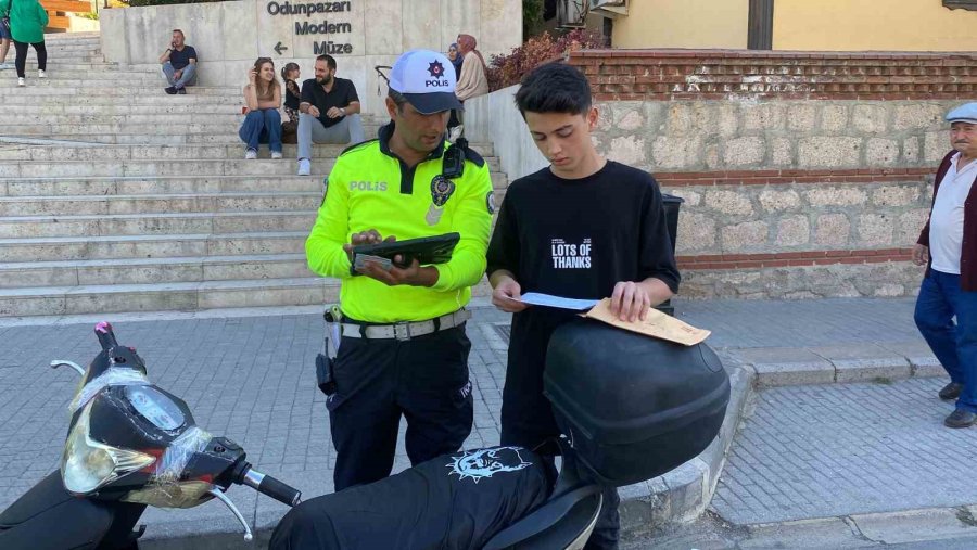 Kaskı Kafası Yerine Koluna Takan Motosiklet Sürücüsüne Ceza