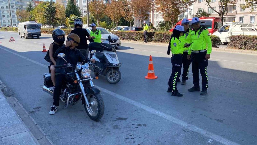 Kaskı Kafası Yerine Koluna Takan Motosiklet Sürücüsüne Ceza