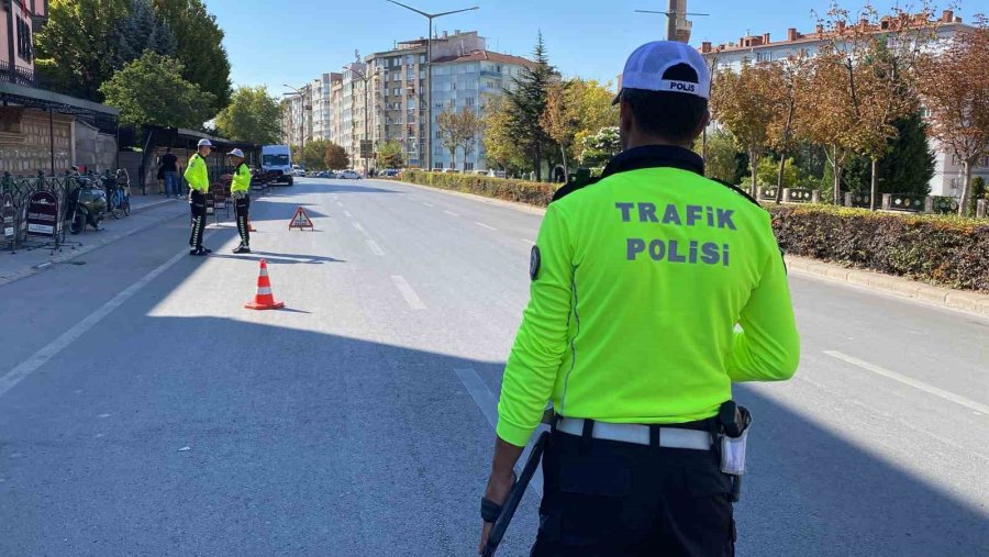 Kaskı Kafası Yerine Koluna Takan Motosiklet Sürücüsüne Ceza