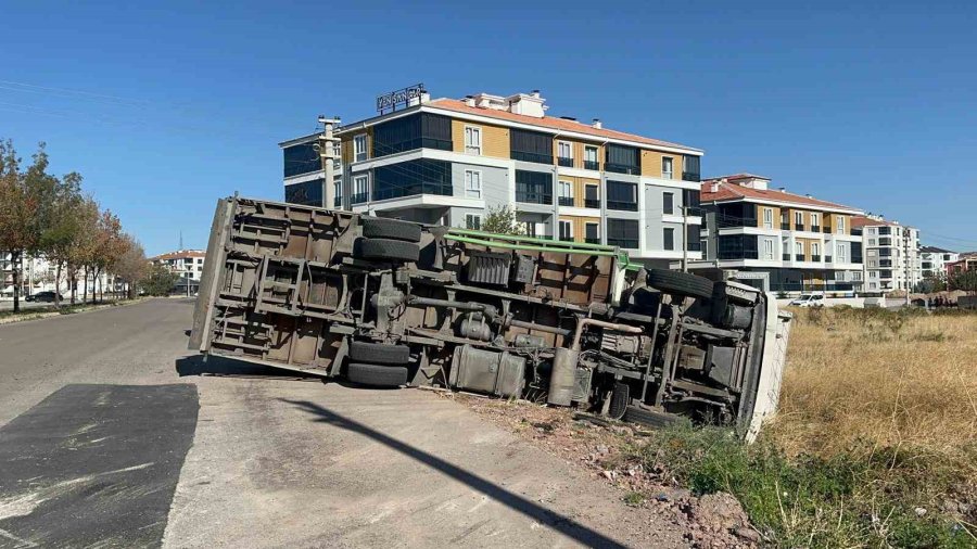 Aksaray’da Kamyon İle Otomobil Çarpıştı: 2 Yaralı