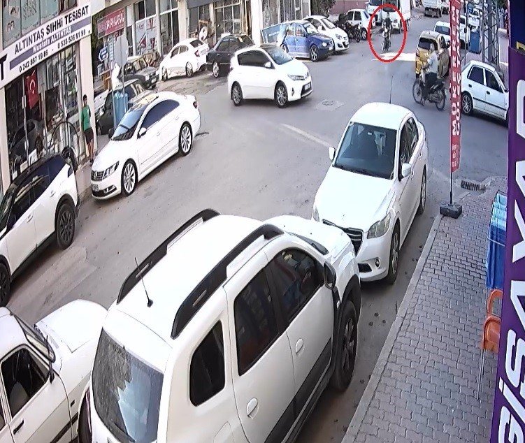 Motosikletli Gencin Otomobille Çarpışma Anı Kamerada