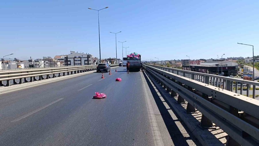 Kazaya Karışan Hastane Aracı Yetkilisinin Trafik Polisiyle ’çekici’ Tartışması