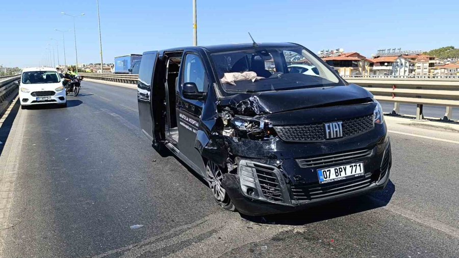 Kazaya Karışan Hastane Aracı Yetkilisinin Trafik Polisiyle ’çekici’ Tartışması