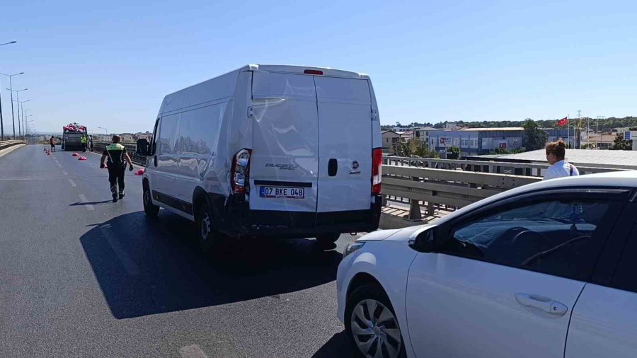 Kazaya Karışan Hastane Aracı Yetkilisinin Trafik Polisiyle ’çekici’ Tartışması