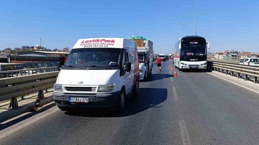 Kazaya Karışan Hastane Aracı Yetkilisinin Trafik Polisiyle ’çekici’ Tartışması