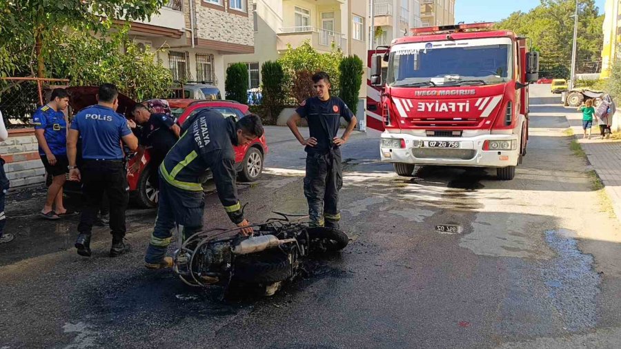 Seyir Halindeyken Yanan Motosikleti Mahalle Sakinleri Söndürdü