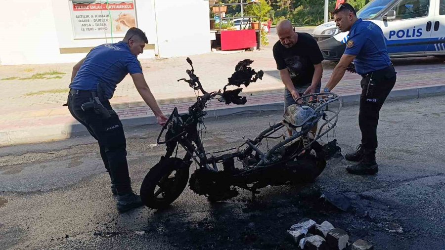 Seyir Halindeyken Yanan Motosikleti Mahalle Sakinleri Söndürdü