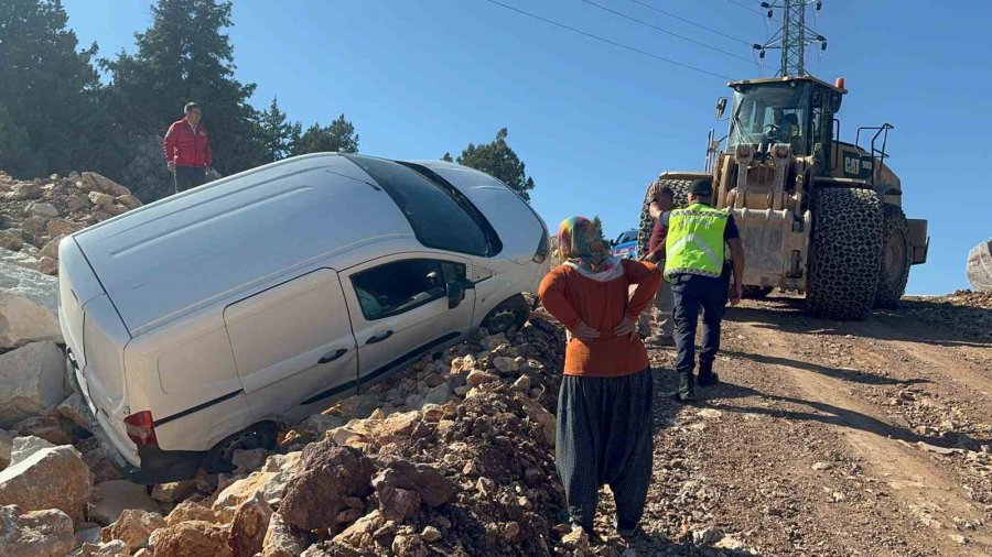 Araç Askıda Kaldı: Jandarma Ve İşçilerden Engelli Birey İçin Kurtarma Operasyonu