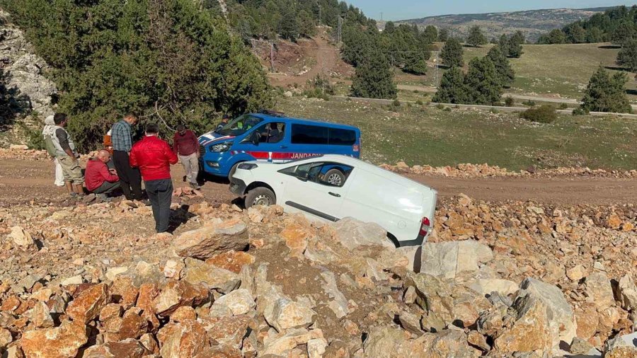 Araç Askıda Kaldı: Jandarma Ve İşçilerden Engelli Birey İçin Kurtarma Operasyonu