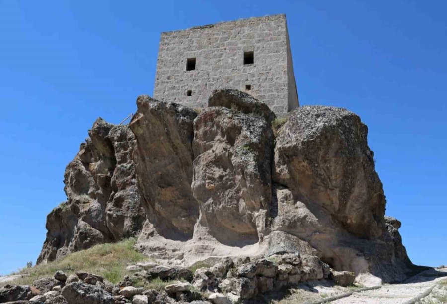 Kaya Üzerindeki Yüksek Kilise Ziyaretçilerin İlgi Odağı