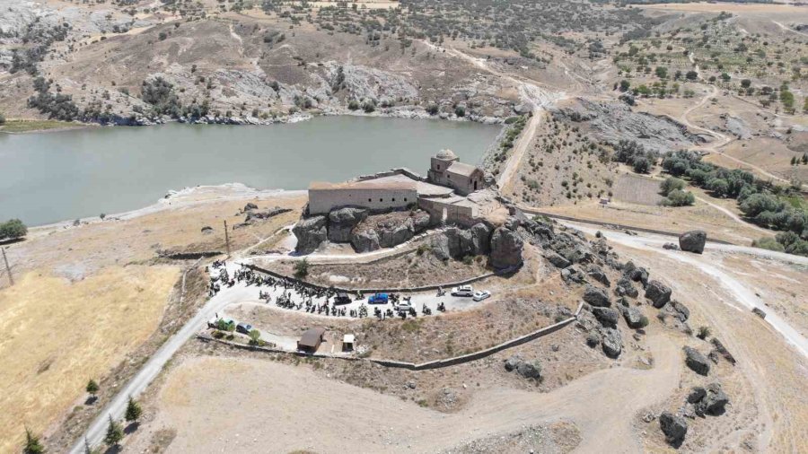 Kaya Üzerindeki Yüksek Kilise Ziyaretçilerin İlgi Odağı