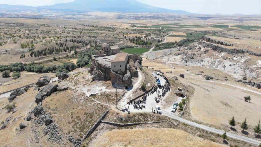 Kaya Üzerindeki Yüksek Kilise Ziyaretçilerin İlgi Odağı