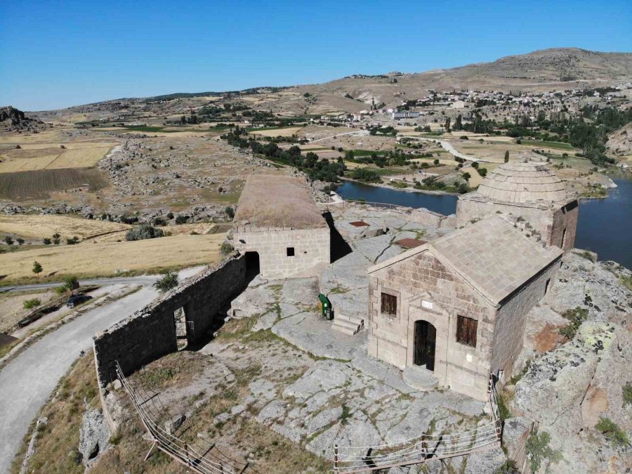 Kaya Üzerindeki Yüksek Kilise Ziyaretçilerin İlgi Odağı