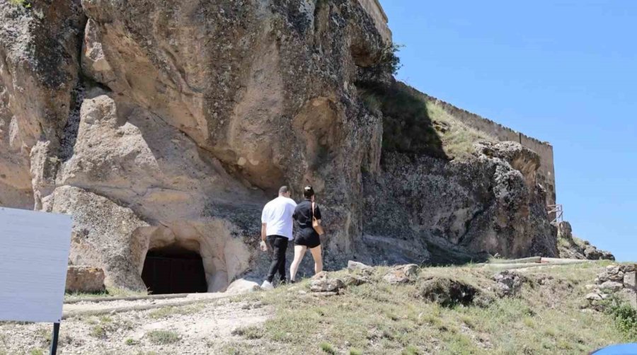 Kaya Üzerindeki Yüksek Kilise Ziyaretçilerin İlgi Odağı