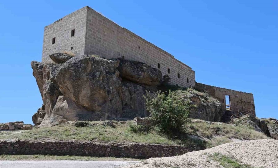 Kaya Üzerindeki Yüksek Kilise Ziyaretçilerin İlgi Odağı