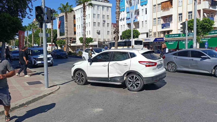 Kırmızı Işık İhlali Feci Kazayı Beraberinde Getirdi