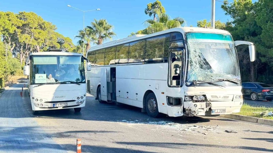 Otel Servisi Su Tankerine Arkadan Çarptı: 1 Yaralı